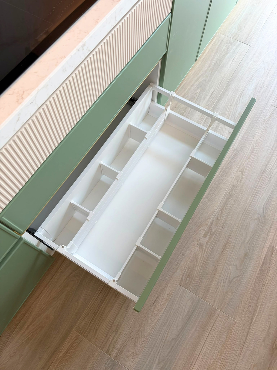Mobilier din MDF termoformat cu blat din cuarț compozit, insulă cu blat din cuarț și mânere GOLA