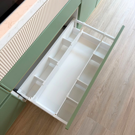 Mobilier din MDF termoformat cu blat din cuarț compozit, insulă cu blat din cuarț și mânere GOLA
