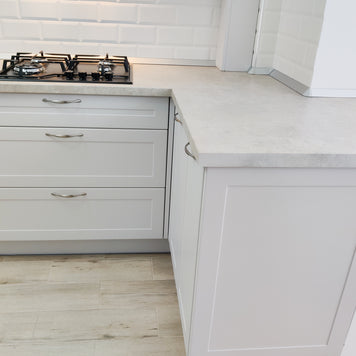 Mobilă de bucătărie NORVINIA cu blat termorezistent și fronturi din MDF termoformat