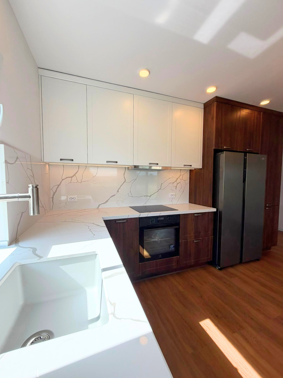 Mobilier din MDF termoformat cu blat din cuarț și mânere metalice aplicate