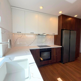 Mobilier din MDF termoformat cu blat din cuarț și mânere metalice aplicate