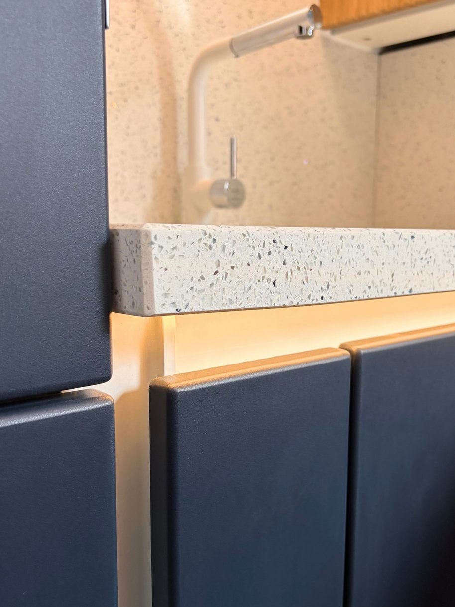 Mobilier din MDF termoformat cu blat, contrablat din cuarț compozit și mânere tip profil GOLA