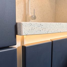 Mobilier din MDF termoformat cu blat, contrablat din cuarț compozit și mânere tip profil GOLA