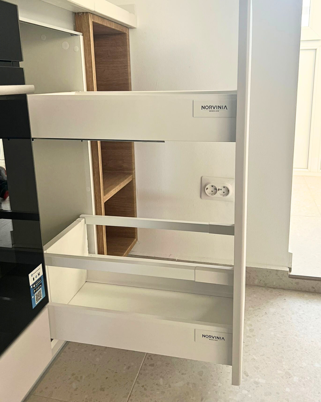 Mobilier bucătărie NORVINIA, cu blat din cuarț compozit