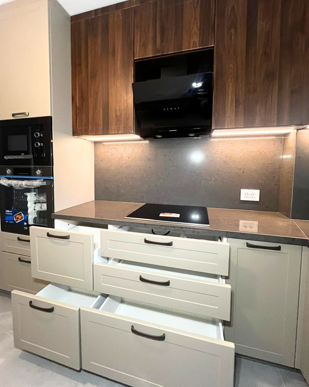 Mobilier pentru bucătărie NORVINIA, cu blat din cuarț compozit și chiuvetă montată sub blat