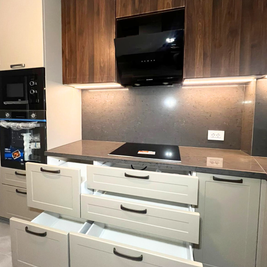 Mobilier pentru bucătărie NORVINIA, cu blat din cuarț compozit și chiuvetă montată sub blat