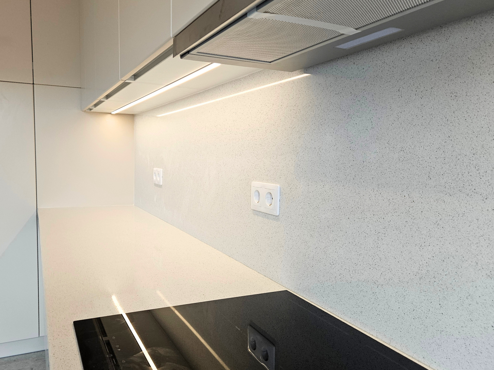 Mobilier pentru bucătărie NORVINIA, cu mânere profil GOLA, cu blat din cuarț compozit și chiuvetă montată sub blat