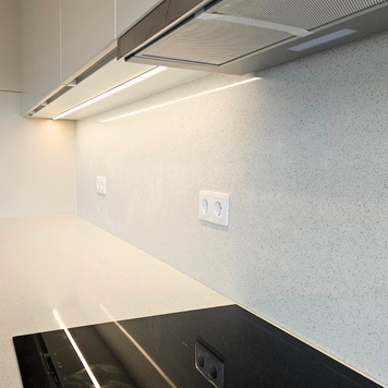 Mobilier pentru bucătărie NORVINIA, cu mânere profil GOLA, cu blat din cuarț compozit și chiuvetă montată sub blat