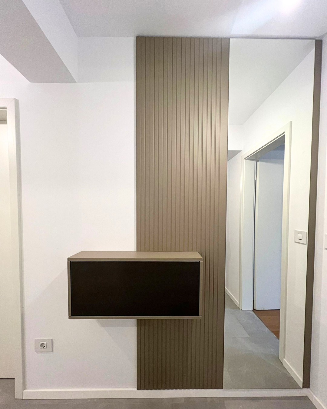 Mobilier pentru hol cu riflaj și oglindă realizat la comandă de NORVINIA