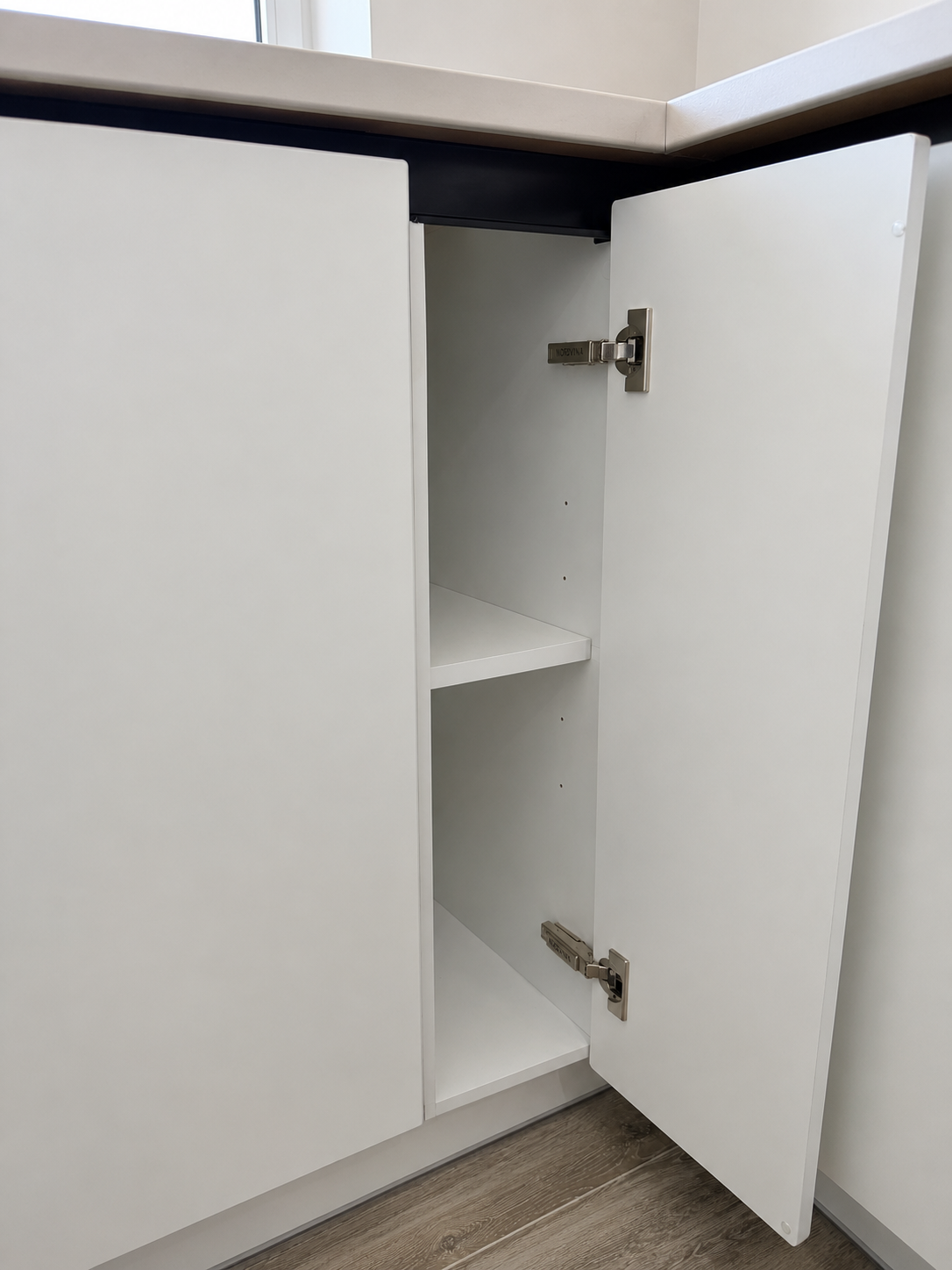 Mobilier de bucătărie NORVINIA, cu fronturi din MDF termoformat, blat termorezistent EGGER și mânere tip profil GOLA, finisaj negru mat