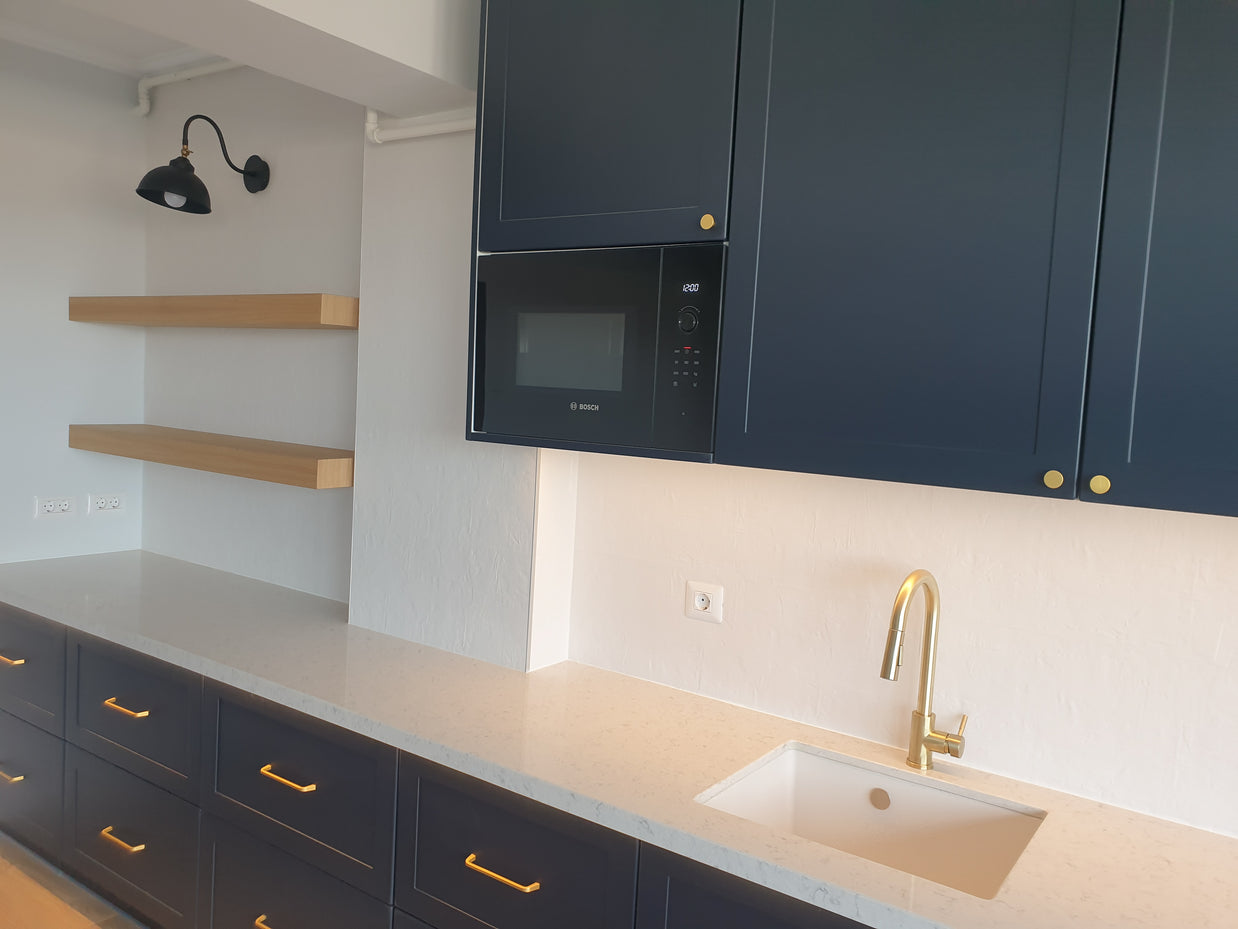 Mobilă de bucătărie NORVINIA cu blat din cuarț compozit și chiuvetă montată sub blat