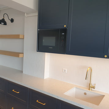 Mobilă de bucătărie NORVINIA cu blat din cuarț compozit și chiuvetă montată sub blat