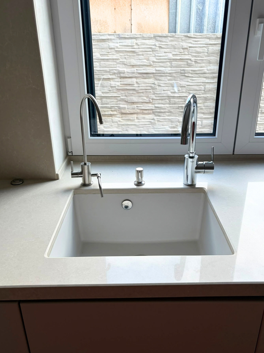 Mobilier din MDF termoformat cu blat din cuarț compozit, masă cu blat din cuarț și mânere GOLA