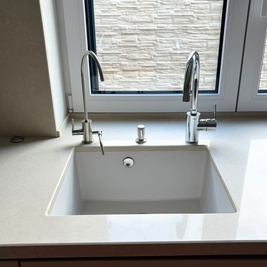 Mobilier din MDF termoformat cu blat din cuarț compozit, masă cu blat din cuarț și mânere GOLA