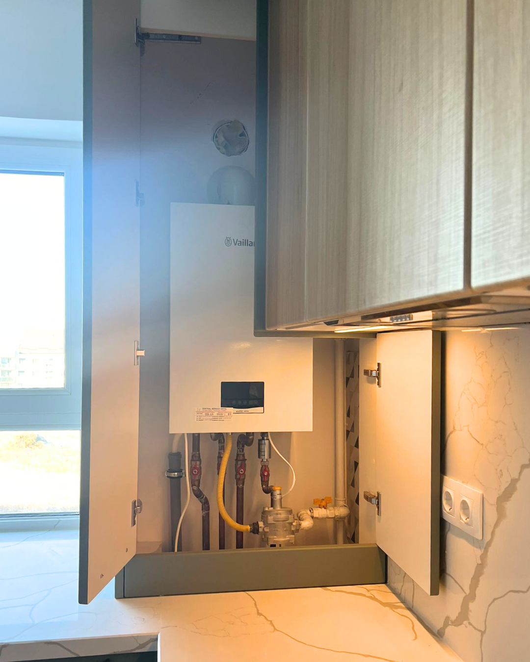 Mobilier la comandă pentru bucătărie NORVINIA, cu mânere metalice aplicate și blat din cuarț compozit