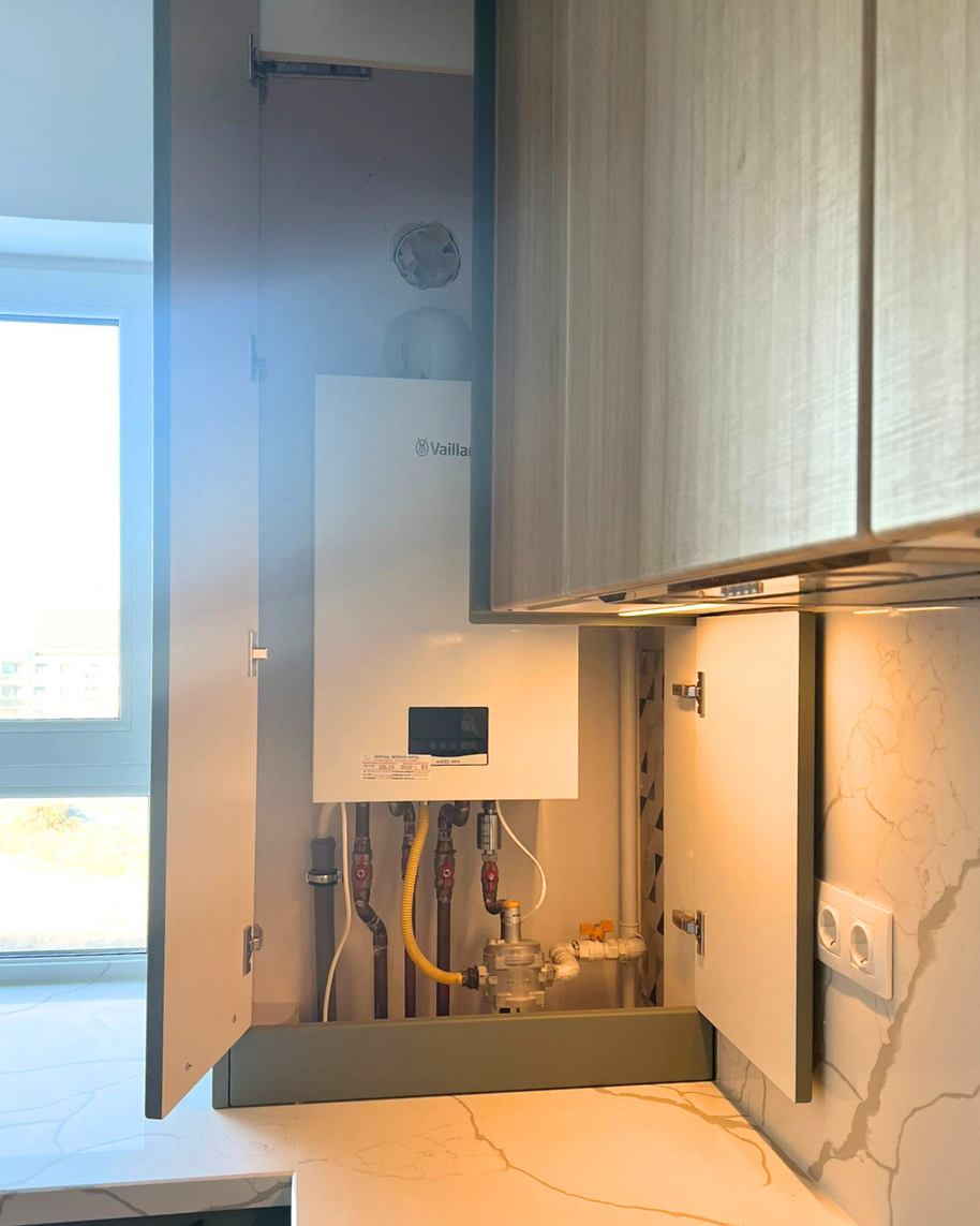Mobilier la comandă pentru bucătărie NORVINIA, cu mânere metalice aplicate și blat din cuarț compozit