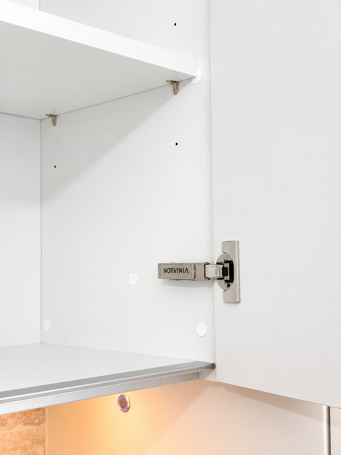 Mobilier de bucătărie NORVINIA, cu fronturi din MDF termoformat, blat termorezistent EGGER și mânere tip profil GOLA
