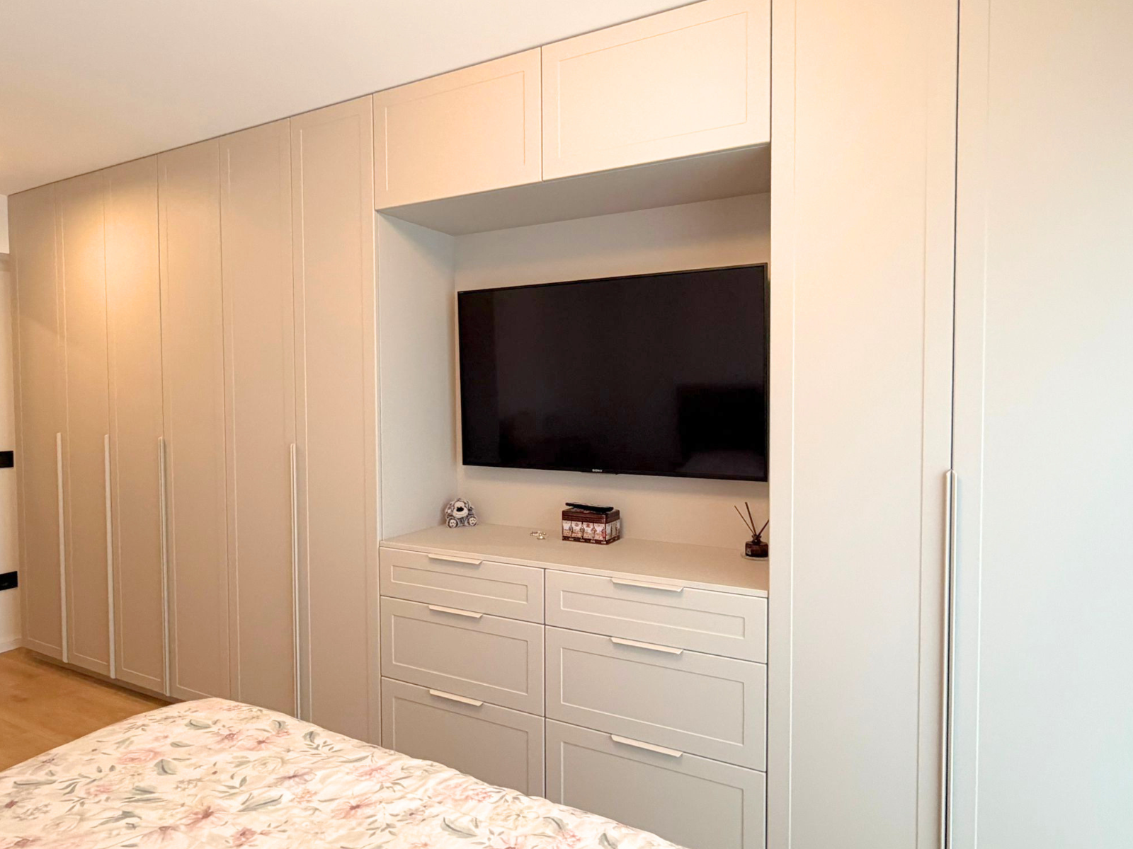 Mobilier la comandă din MDF termoformat pentru dormitor - noptieră, consolă și dressing