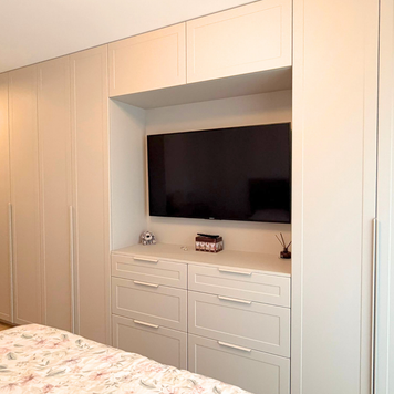 Mobilier la comandă din MDF termoformat pentru dormitor - noptieră, consolă și dressing