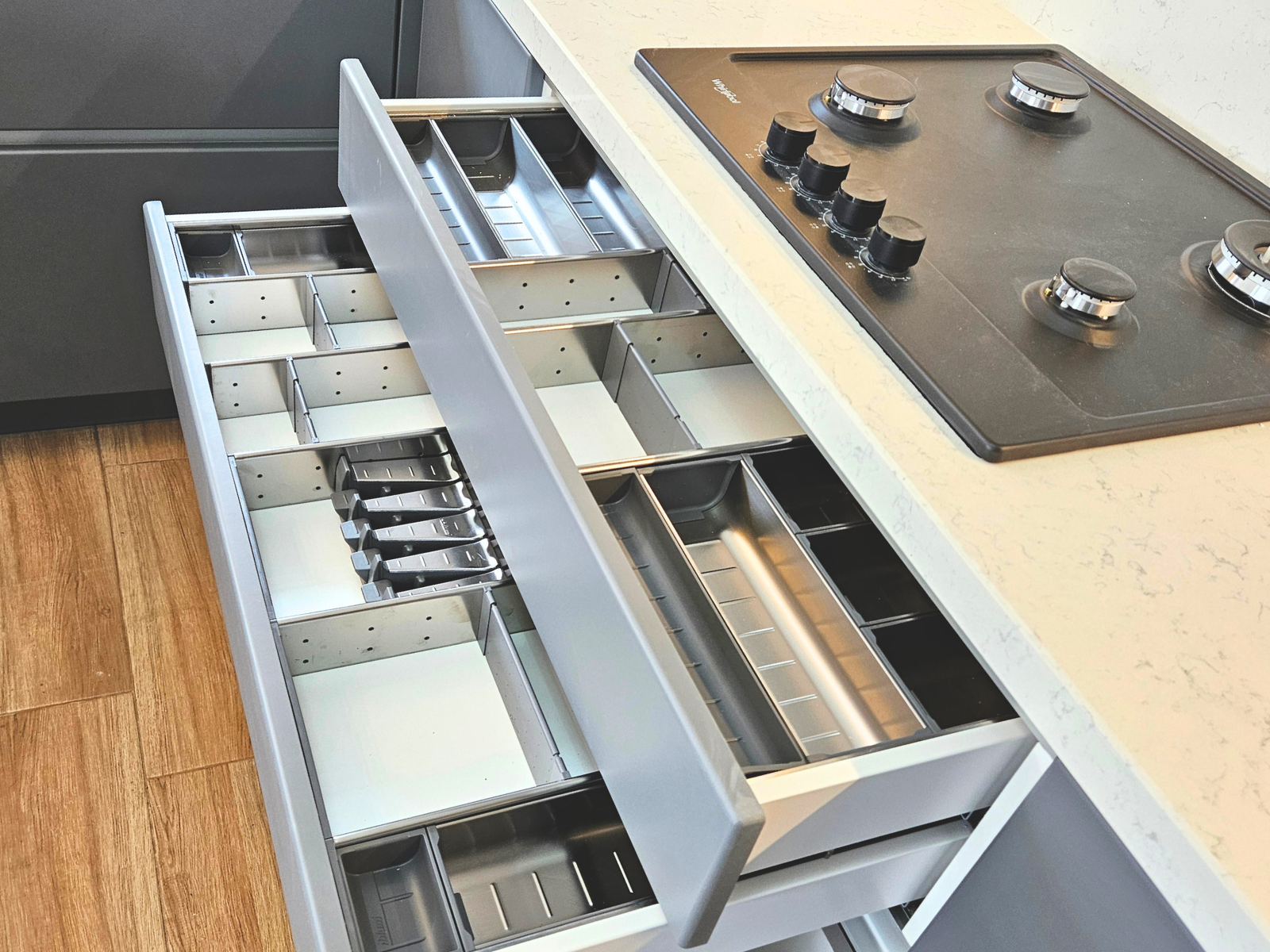 Mobilier la comandă pentru bucătărie NORVINIA, cu mânere ascunse GOLA și blat din cuarț compozit