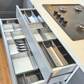 Mobilier la comandă pentru bucătărie NORVINIA, cu mânere ascunse GOLA și blat din cuarț compozit