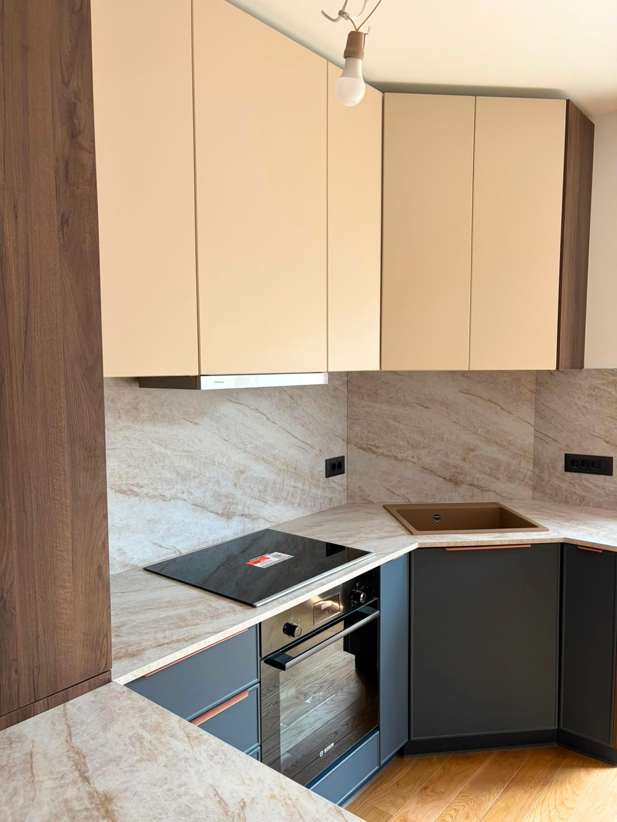 Mobilier din MDF termoformat cu blat termorezistent și mânere metalice aplicate/tip profil GOLA