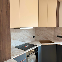 Mobilier din MDF termoformat cu blat termorezistent și mânere metalice aplicate/tip profil GOLA
