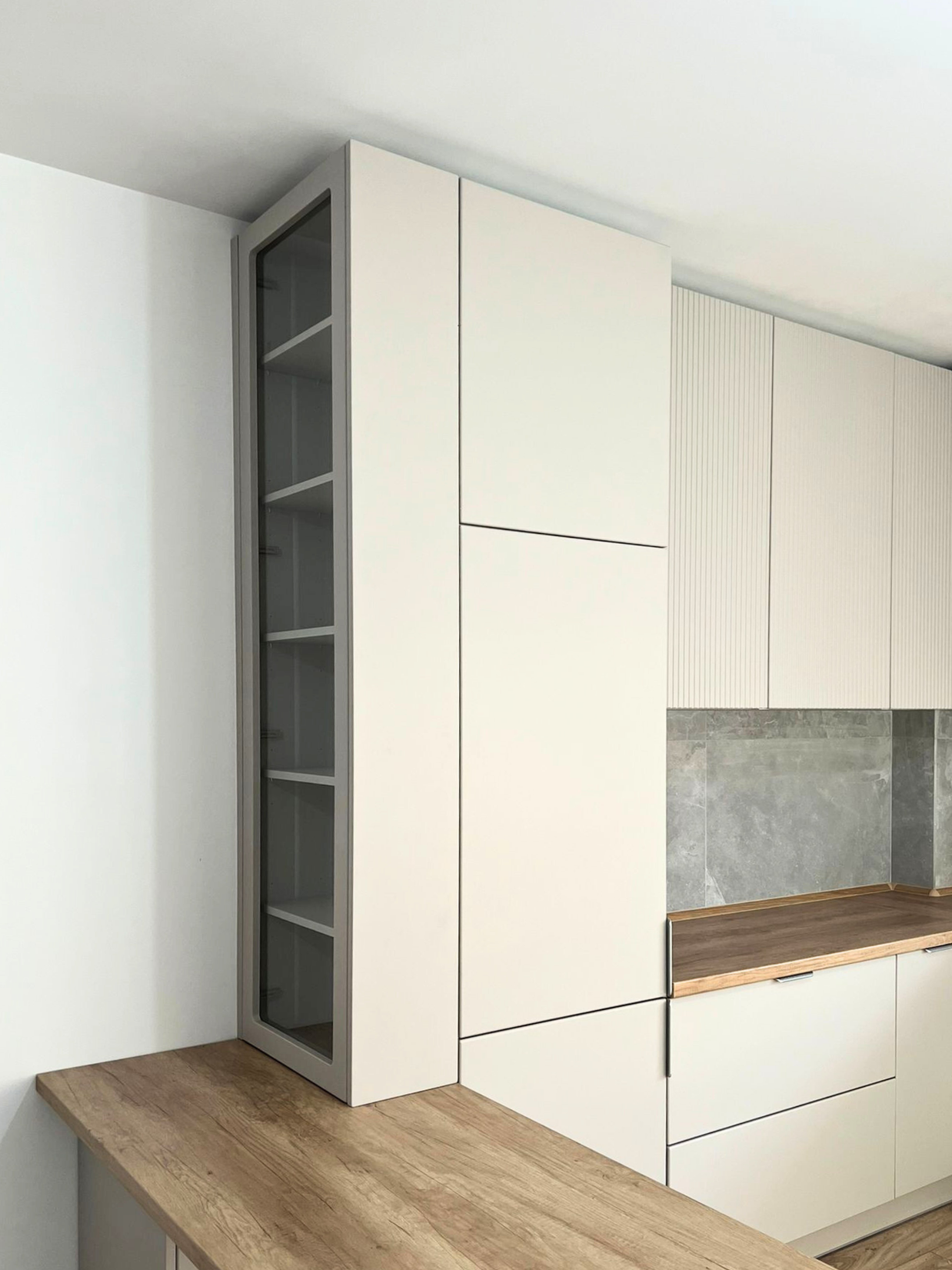 Mobilier la comandă pentru bucătărie NORVINIA, cu mânere metalice aplicate și blat termorezistent