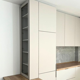 Mobilier la comandă pentru bucătărie NORVINIA, cu mânere metalice aplicate și blat termorezistent