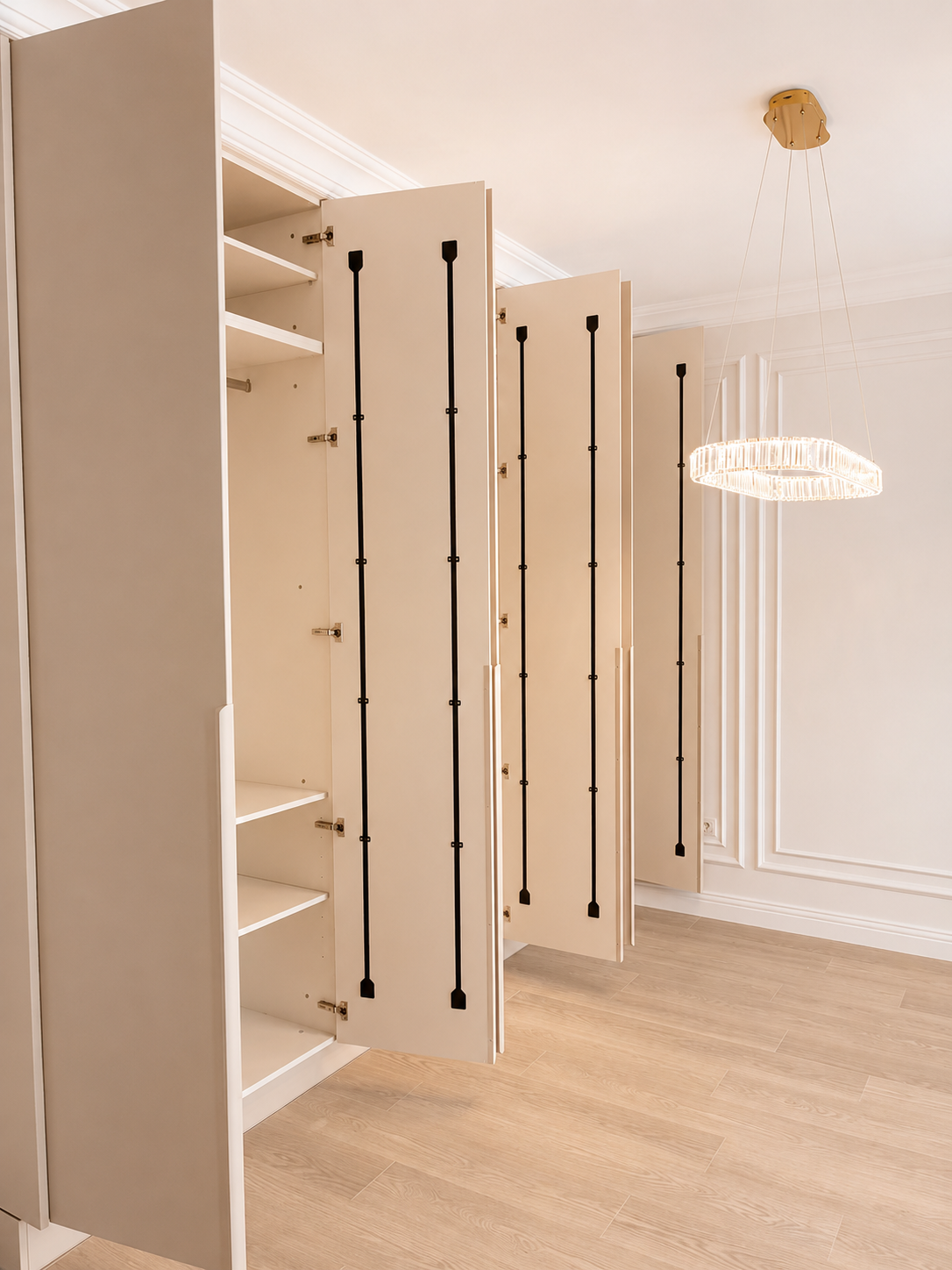 Mobilier pentru living din MDF termoformat cu vitrină și zonă de depozitare realizat la comandă de NORVINIA