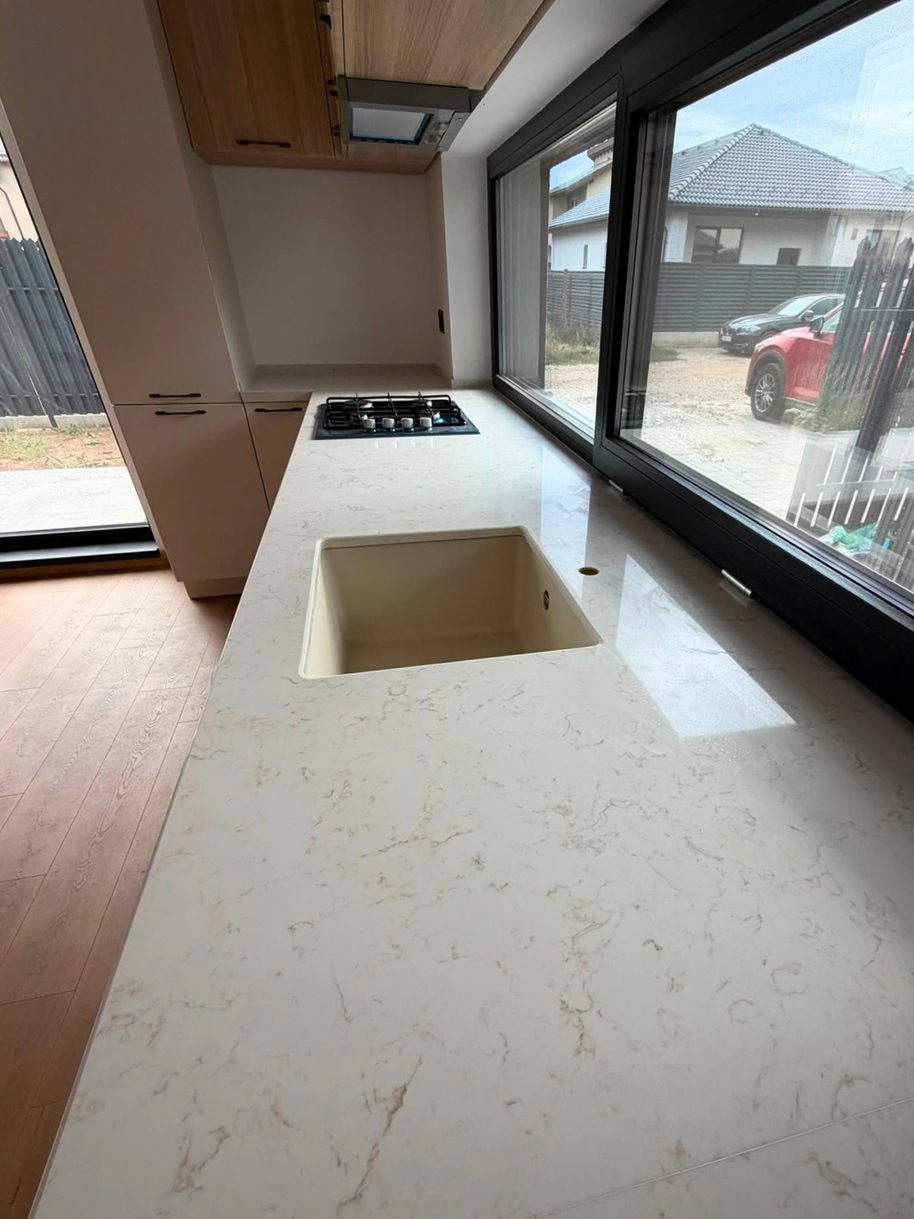 Mobilier din MDF termoformat cu blat din cuarț compozit și mânere metalice aplicate