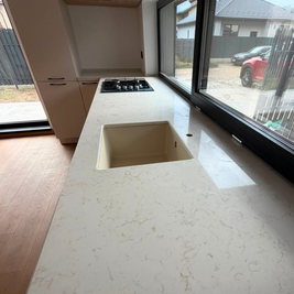Mobilier din MDF termoformat cu blat din cuarț compozit și mânere metalice aplicate