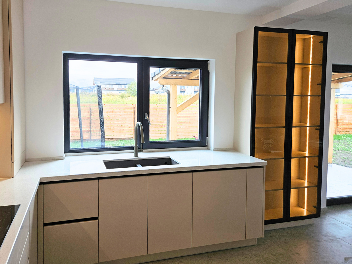 Mobilier pentru bucătărie NORVINIA, cu mânere profil GOLA, cu blat din cuarț compozit și chiuvetă montată sub blat