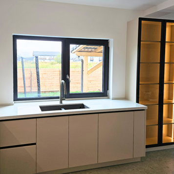 Mobilier pentru bucătărie NORVINIA, cu mânere profil GOLA, cu blat din cuarț compozit și chiuvetă montată sub blat