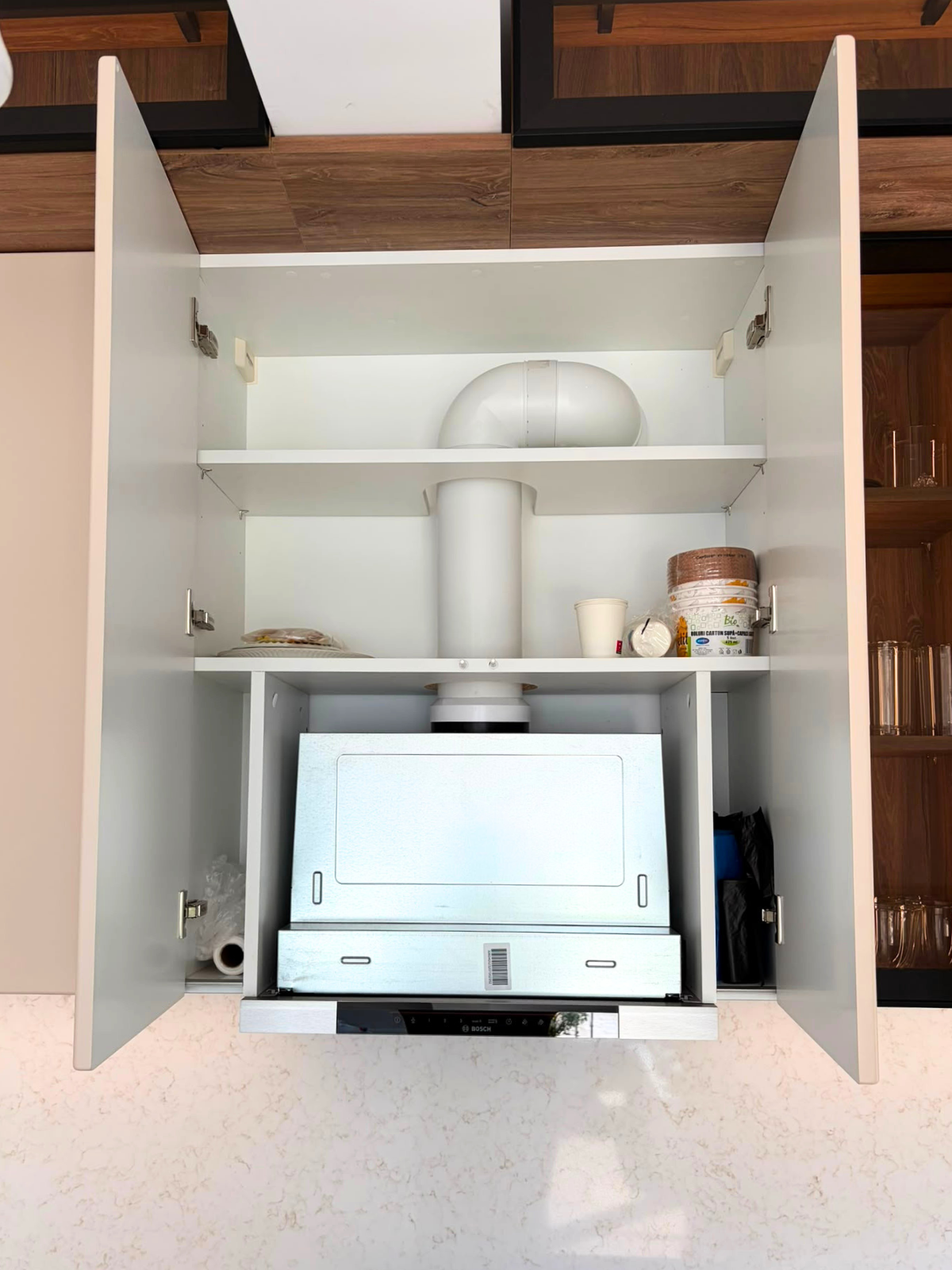 Mobilier din MDF termoformat cu blat din cuarț compozit și mânere gola, finisaj negru mat