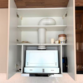 Mobilier din MDF termoformat cu blat din cuarț compozit și mânere gola, finisaj negru mat