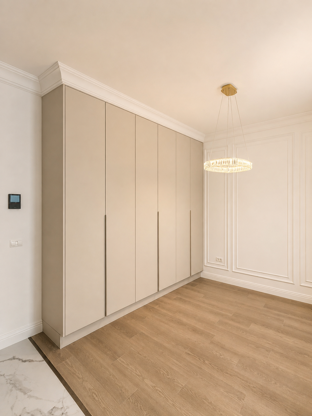 Mobilier pentru living din MDF termoformat cu vitrină și zonă de depozitare realizat la comandă de NORVINIA