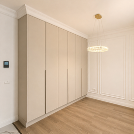 Mobilier pentru living din MDF termoformat cu vitrină și zonă de depozitare realizat la comandă de NORVINIA
