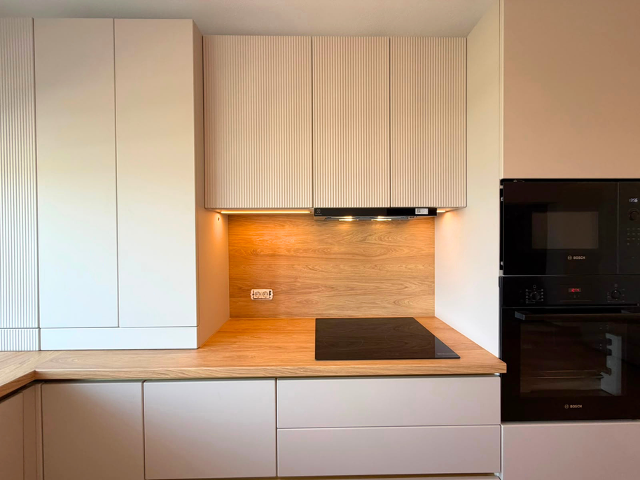 Mobilier din MDF termoformat cu blat din termorezistent și mânere tip profil GOLA