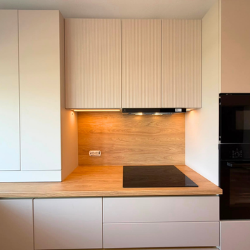 Mobilier din MDF termoformat cu blat din termorezistent și mânere tip profil GOLA