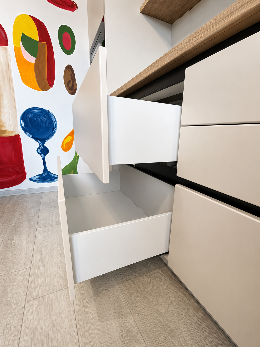 Mobilier de bucătărie NORVINIA, cu fronturi din MDF termoformat în două culori, blat termorezistent EGGER și mânere tip profil GOLA