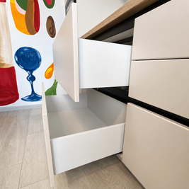 Mobilier de bucătărie NORVINIA, cu fronturi din MDF termoformat în două culori, blat termorezistent EGGER și mânere tip profil GOLA