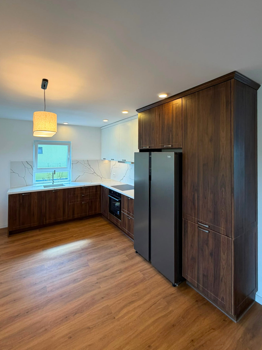 Mobilier din MDF termoformat cu blat din cuarț și mânere metalice aplicate