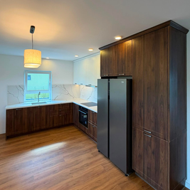 Mobilier din MDF termoformat cu blat din cuarț și mânere metalice aplicate
