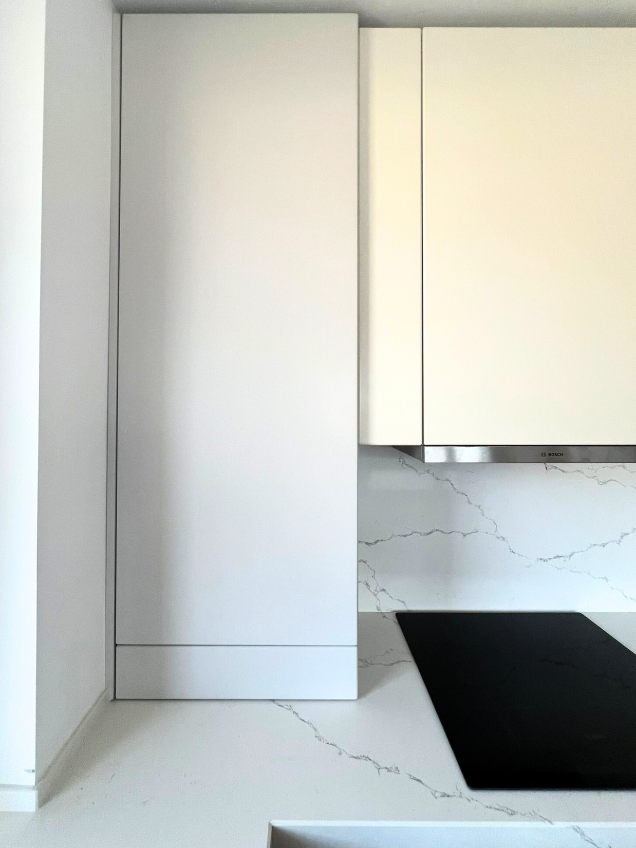 Mobilier la comandă pentru bucătărie NORVINIA, cu mânere tip profil GOLA și blat din cuarț compozit