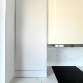 Mobilier la comandă pentru bucătărie NORVINIA, cu mânere tip profil GOLA și blat din cuarț compozit