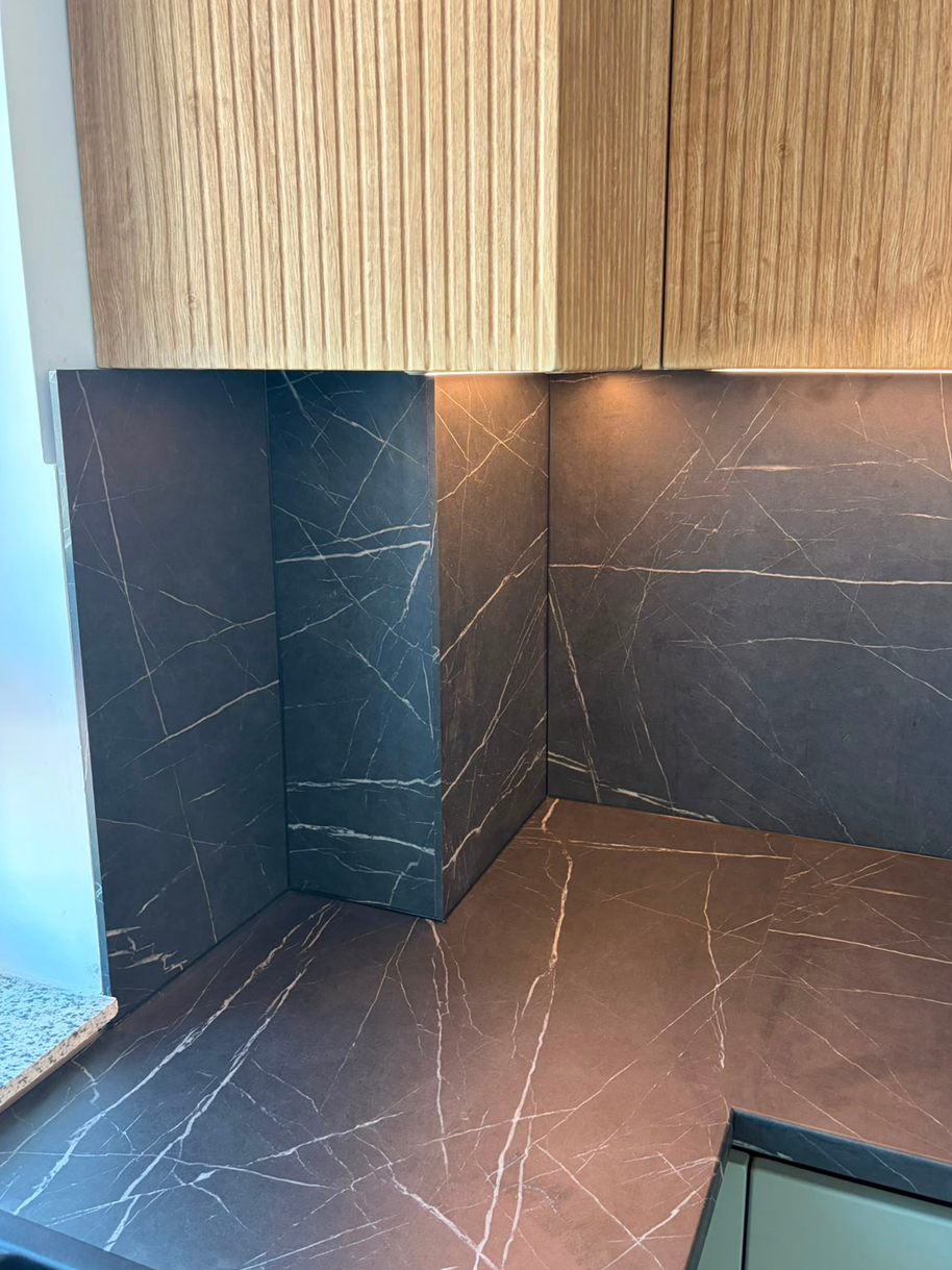 Mobilier din MDF termoformat cu blat termorezistent și mânere gola, finisaj negru mat
