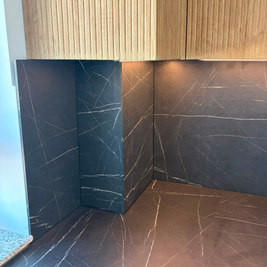 Mobilier din MDF termoformat cu blat termorezistent și mânere gola, finisaj negru mat