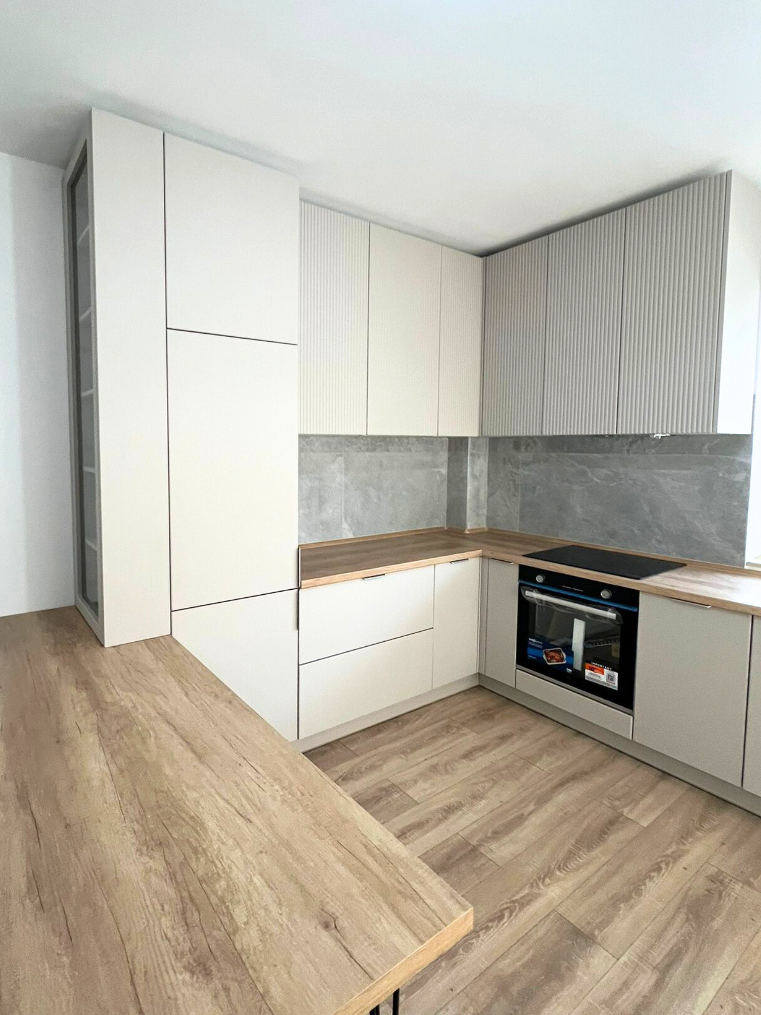 Mobilier la comandă pentru bucătărie NORVINIA, cu mânere metalice aplicate și blat termorezistent