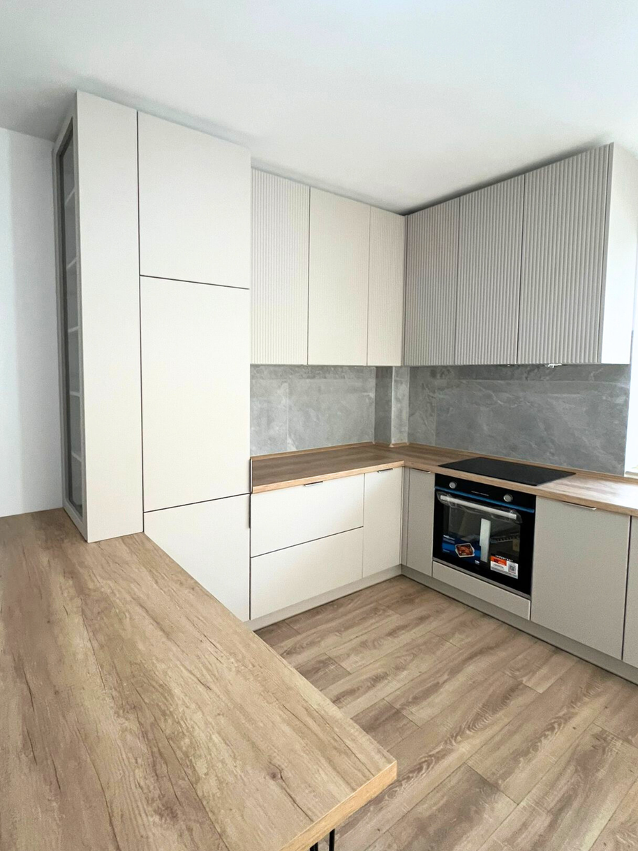 Mobilier la comandă pentru bucătărie NORVINIA, cu mânere metalice aplicate și blat termorezistent